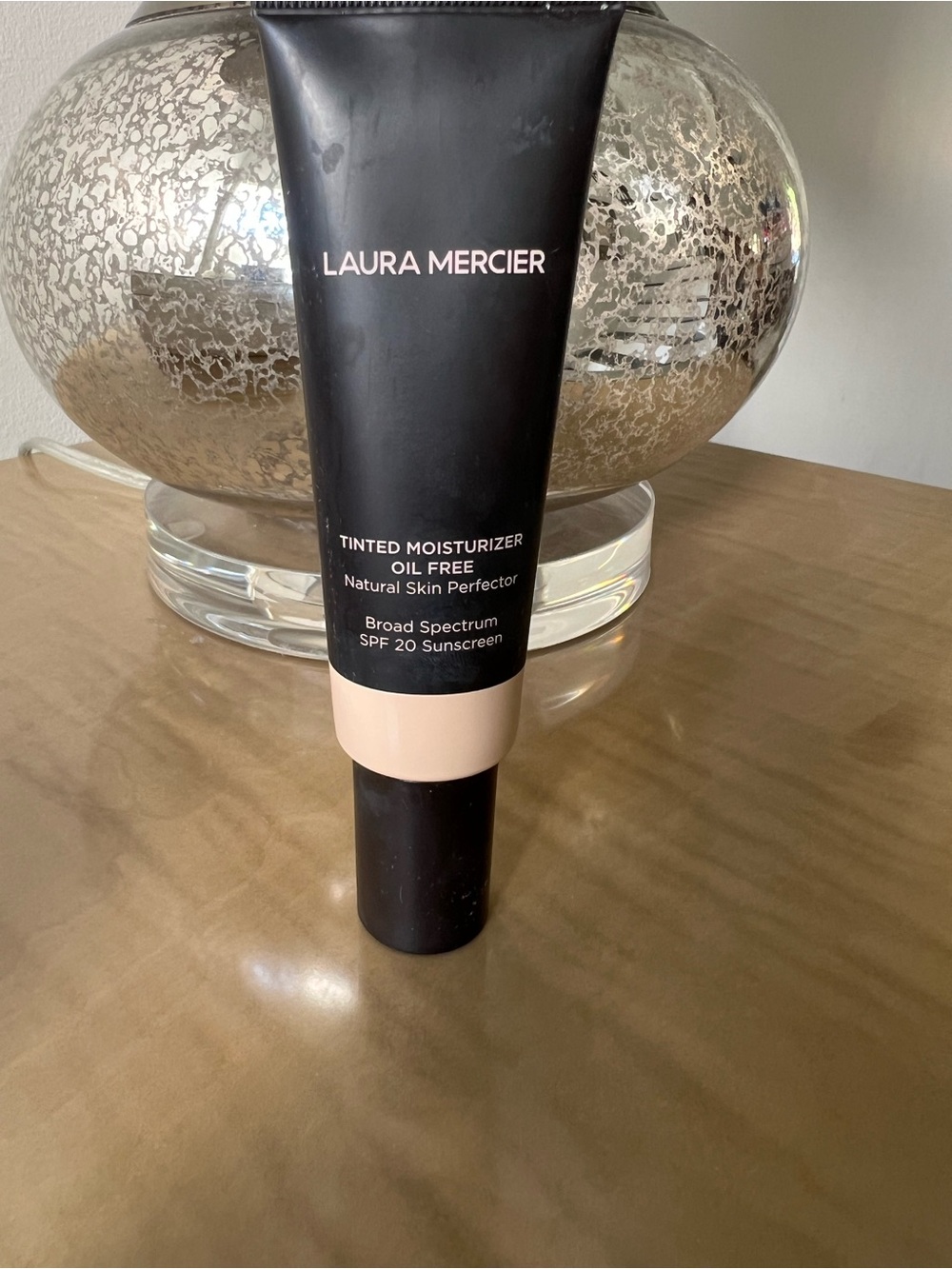 laura mercier Tinted Moisturizer Oil Free – Light Beige. 0W1 Pearl